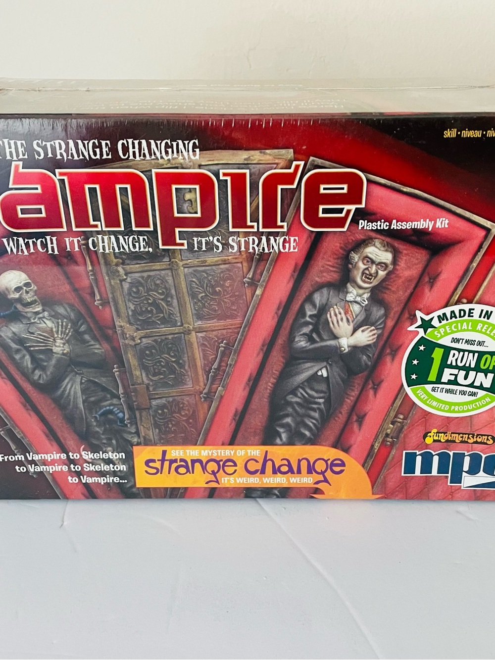 The Strange Changing Vampire Monster Plastic Model Kit Dracula Mpc756